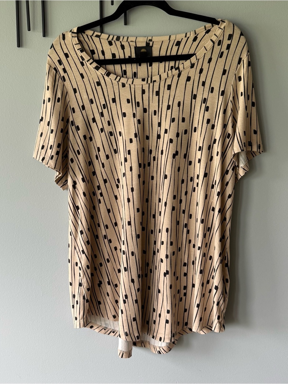 JM Collection Beige and Black Geometric print short sleeved top